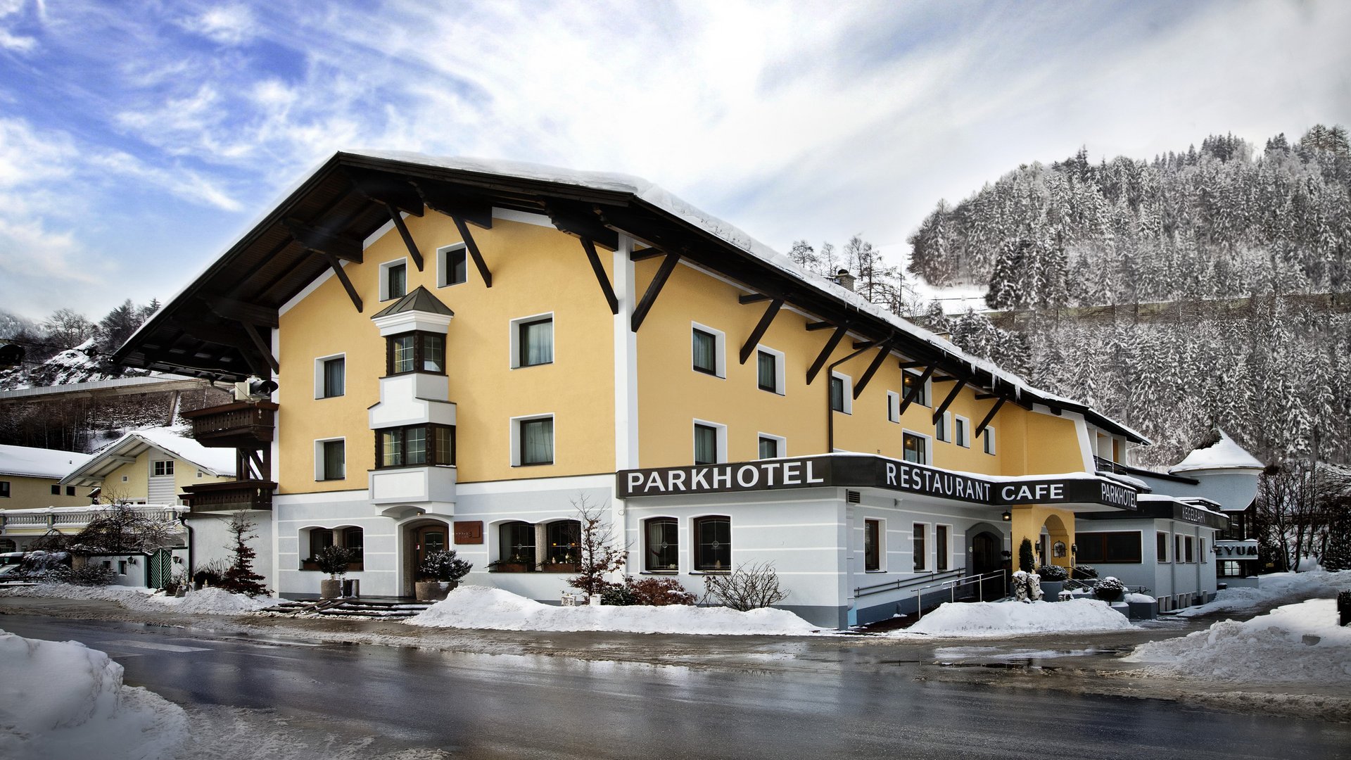 Herzlich willkommen in unserem Hotel in Matrei am Brenner Gelbes Parkhotel mit Restaurant und Café in winterlicher Schneelandschaft