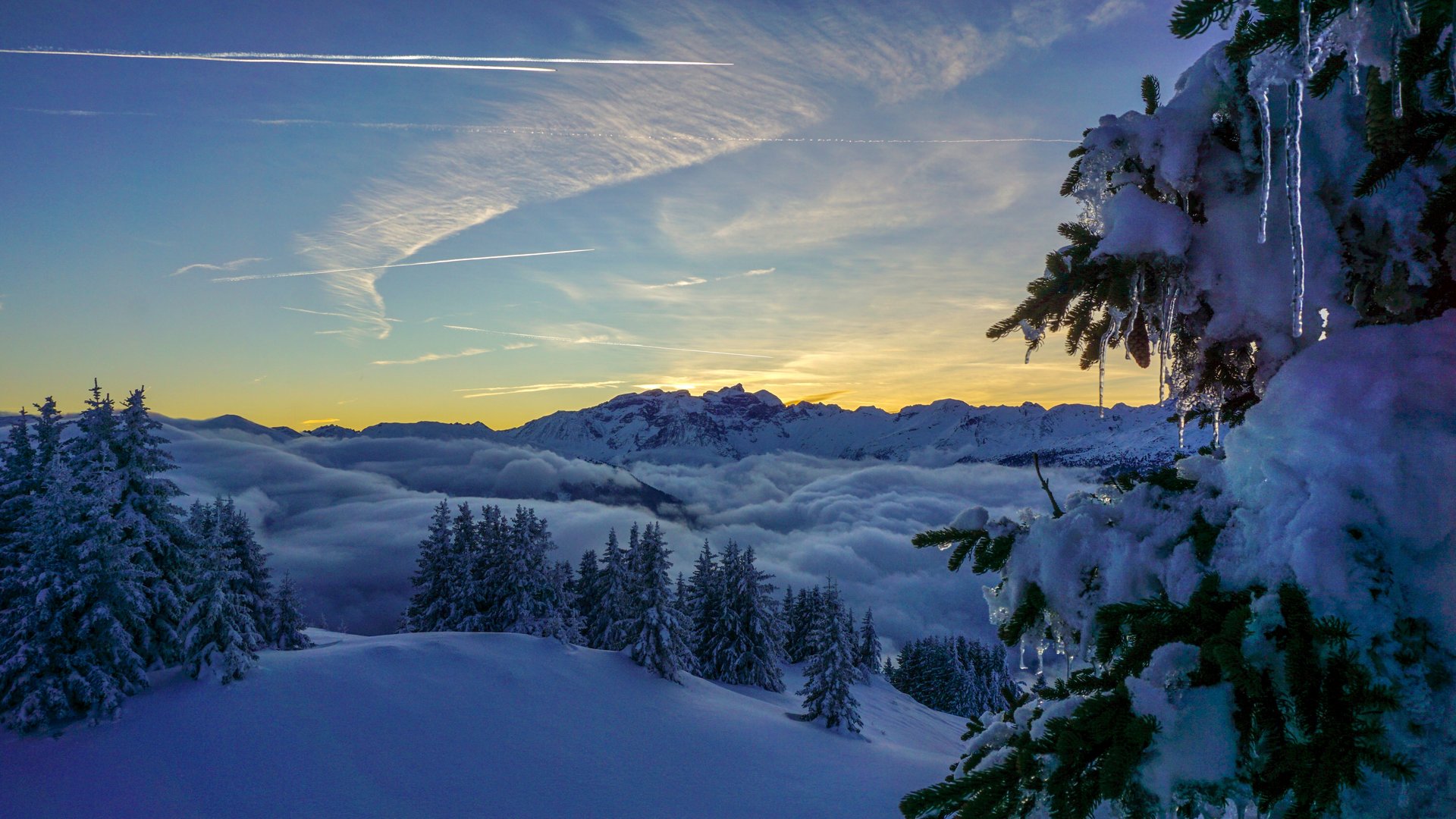 Herzlich willkommen in unserem Hotel in Matrei am Brenner Winterliche Berglandschaft mit schneebedeckten Bäumen und Sonnenuntergang