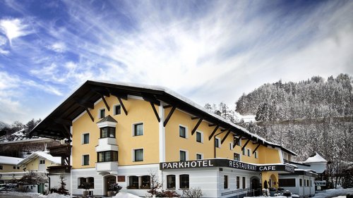 Herzlich willkommen in unserem Hotel in Matrei am Brenner Gelbes Parkhotel mit Restaurant und Café im verschneiten Winterumfeld