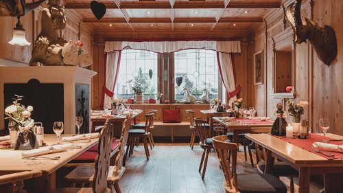 Herzlich willkommen in unserem Hotel in Matrei am Brenner Gemütliches Restaurant mit Holztischen und traditioneller Dekoration